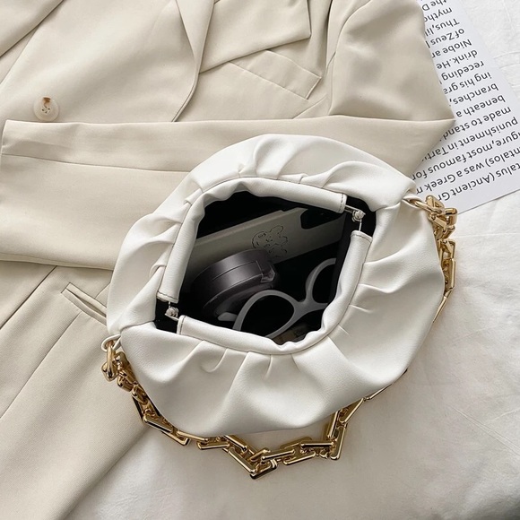 Design Wrinkled Cloud bag with thick Gold chain - Picture 3 of 5